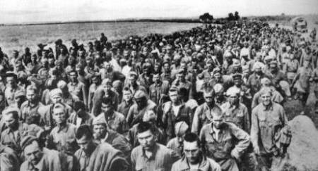 Σοβιετικοί αιχμάλωτοι μετά την αποτυχημένη προσπάθεια ανάκτησης του Χαρκόβου.