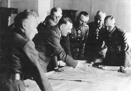 Ιούνιος 1942, o Χίτλερ στην Πολτάβα, στρατηγείο της Ομάδας Στρατιών Νότου με τους φον Μποκ και Πάουλους/ πηγή: Bundesarchiv Bild 183-B24543.