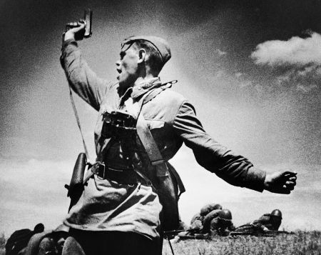 12 Ιουλίου 1942: ο υπολοχαγός και πολιτρούκ Α. Γκ. Γεριόμενκο οδηγεί τους άνδρες του στη μάχη, κοντά στο Βοροσίλοφγκραντ/ πηγή: RIA Novosti.