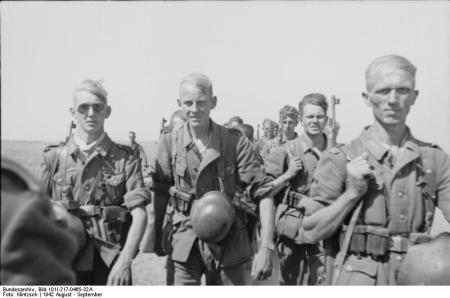 Γερμανοί στρατιώτες προχωρούν στη στέπα του Ντον προς το Σταλινγκράντ/ πηγή: Bundesarchiv, Bild 101I-217-0465-32A