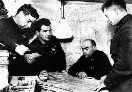 Ο Τσουικόφ στο στρατηγείο της 62ης Στρατιάς με τους Κριλόφ, Γκούροφ και Ροντίμτσεφ, Δεκέμβριος 1942