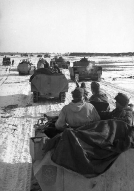 Φεβρουάριος 1944, γερμανικές μονάδες τεθωρακισμένων προχωρούν για να ενισχύσουν τον θύλακο του Κορσούν Bundesarchiv, Bild 101I 090 3913 24 Etzhold CC BY SA
