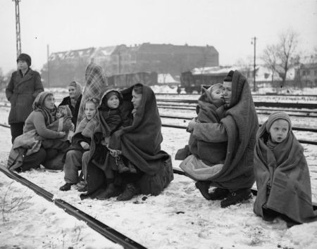 1945: Γερμανοί πρόσφυγες από τη Σιλεσία κοντά σε κάποιο σιδηροδρομικό σταθμό του Βερολίνου/ φωτογραφία: Fred Ramage/Keystone/Getty Images