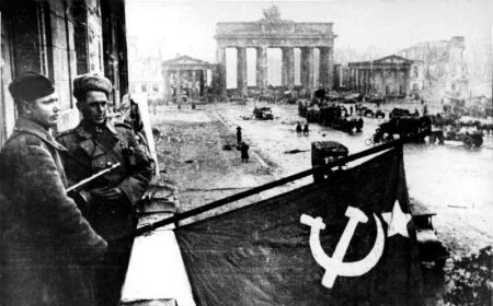 Ο Κόκκινος Στρατός στο Βερολίνο/ πηγή: Bundesarchiv Bild 183-R77767, Berlin, Rotarmisten Unter den Linden
