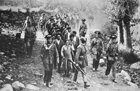 1934: Δυνάμεις της χωροφυλακής οδηγούν κρατουμένους μετά την εξέγερση στην Αστουρία