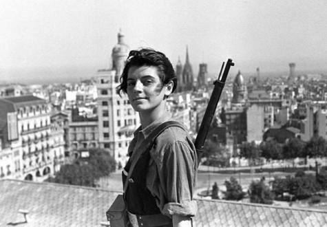 Βαρκελώνη, 21 Ιουλίου 1936: η 17χρονη κομμουνίστρια Marina Ginestà, φωτογραφημένη από τον Juan Guzmán.