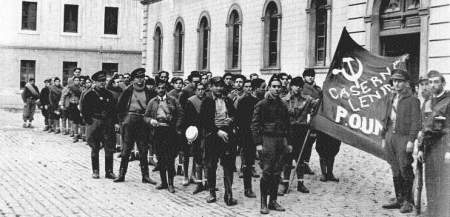 Πολιτοφύλακες του POUM στους στρατώνες "Λένιν" της Βαρκελώνης/ στο βάθος ξεχωρίζει λόγω ύψους ο Τζ. Όργουελλ